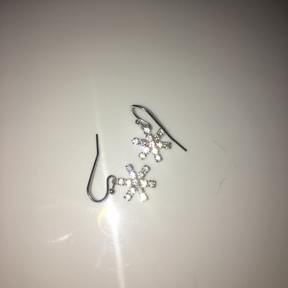VERY CUTE SILVER SNOWFLAKE EARRINGS